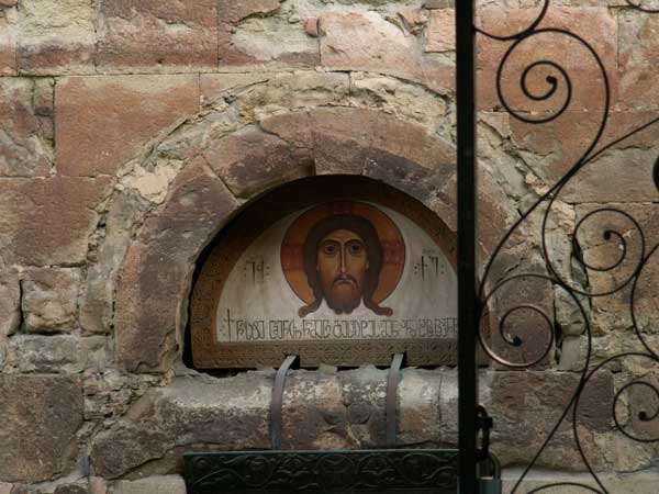 Лик Христа над входом в базилику