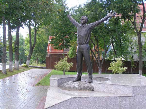 Памятник Юрию Гагарину на территории музея Космонавтики
