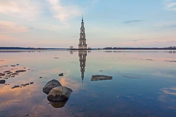 Затопленная колокольня в городе Калязин