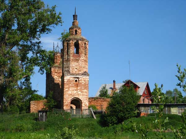 Руины церкви в деревне Сушки