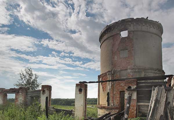 Заброшенная водонапорная башня в деревне Тутыхино