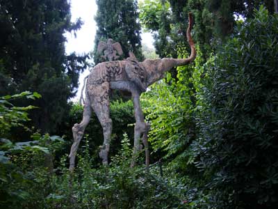 Тонконогий слон в саду замка Пуболь