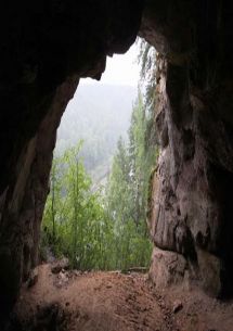 Вид на Ай из пещеры комплекса Сикияз Тамак