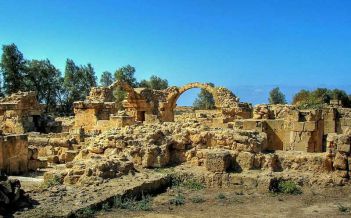 Античные развалины в городе Пафос