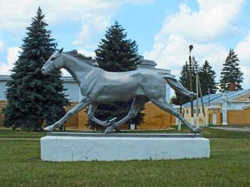 Скульптура на территории Хреновского конезавода